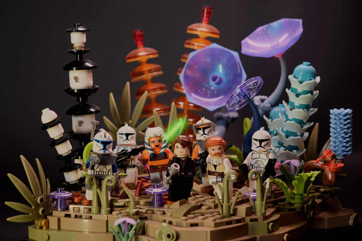 LEGO® Star Wars Diorama mit Ahsoka Tano, Anakin Skywalker, Obi-Wan Kenobi und Clone Troopern in einer außerirdischen Landschaft Brick2D2
