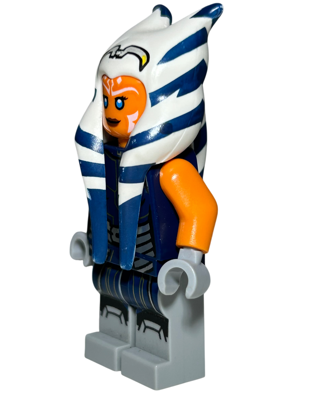Ahsoka Tano Erwachsen SW1096 LEGO Star Wars Minifigur Seitenansicht rechts brick2d2