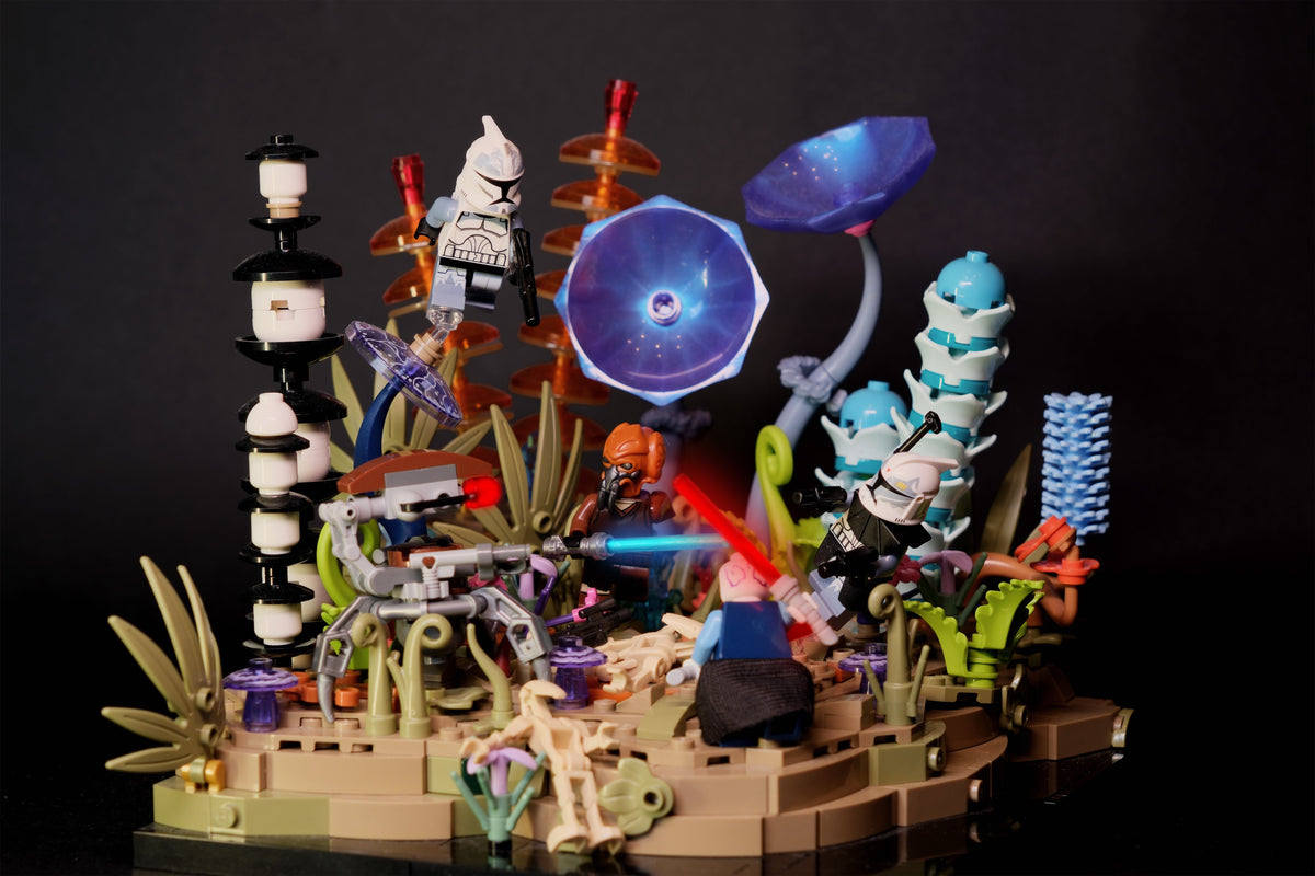 LEGO® Star Wars Diorama mit Clone Troopern, Jedi, Battle Droids und Lichtschwert-Duell in einer außerirdischen Landschaft Brick2D2