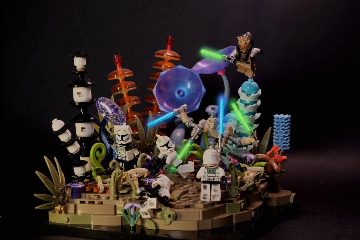 LEGO® Star Wars Diorama mit Clone Troopern und Jedi-Minifiguren in einer außerirdischen Landschaft Brick2D2