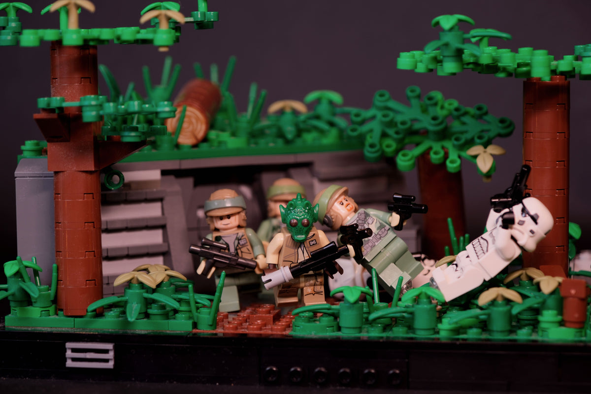 LEGO® Star Wars Diorama mit Rebellen-Soldaten und Stormtrooper in einer dichten Dschungelszene Brick2D2
