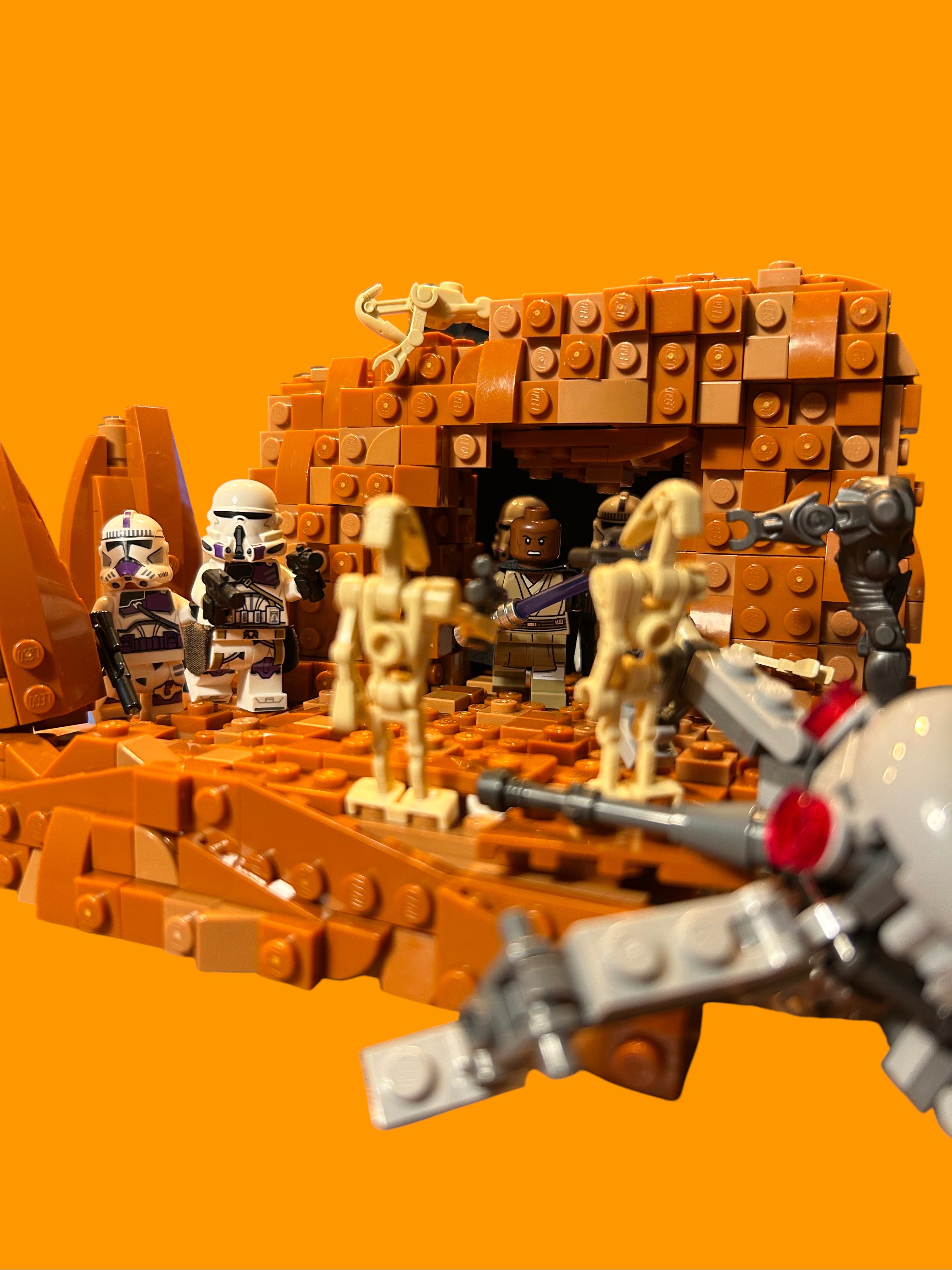 LEGO Star Wars Klonkriege MOC Szene auf Geonosis mit 187th Clone Troopers und Jedi Mace Windu gegen Droidenarmee brick2d2