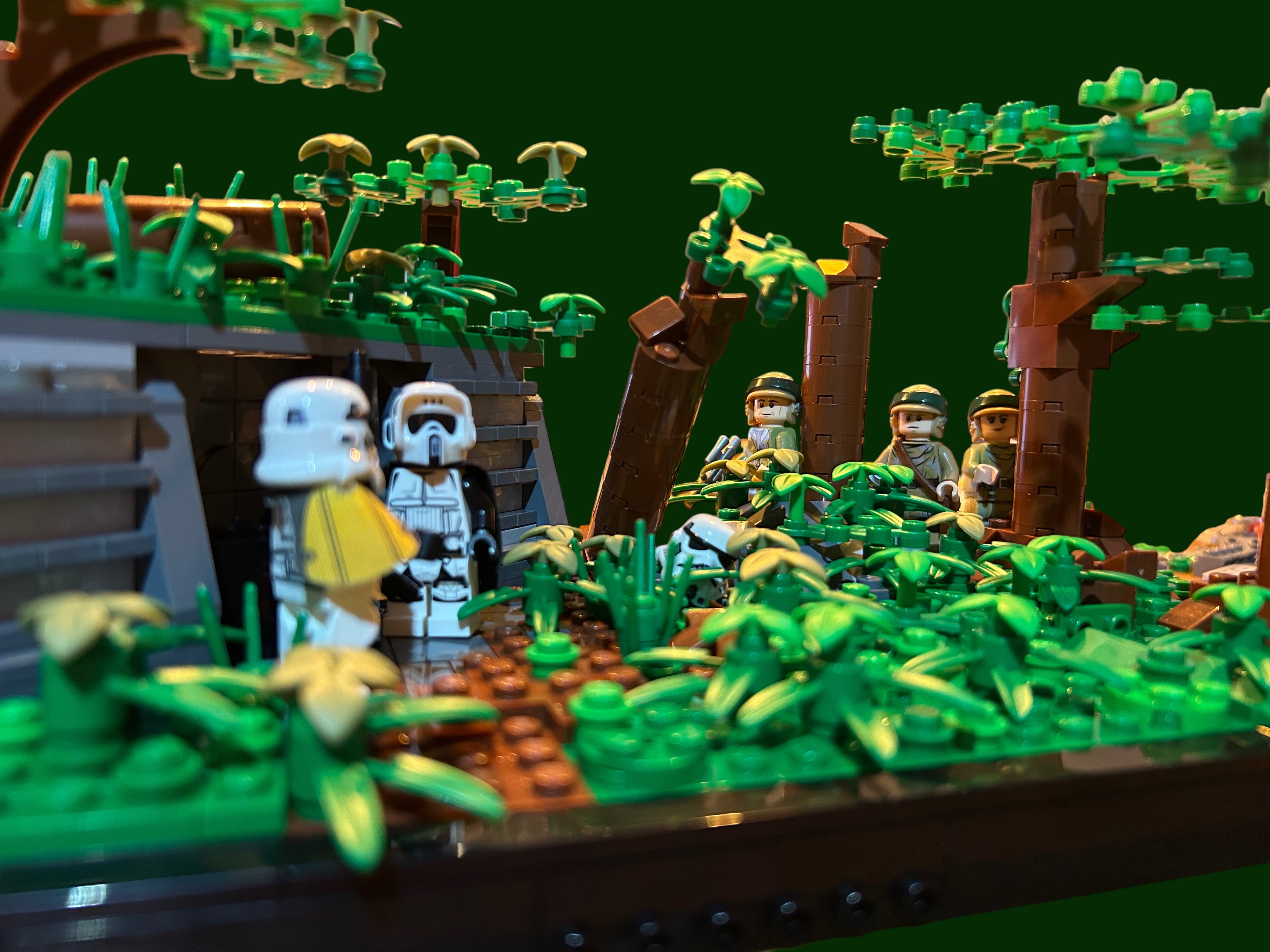 LEGO Star Wars Endor MOC Diorama mit Scout Trooper, Stormtrooper und Rebellen Soldaten im Wald von Endor aus Episode VI Return of the Jedi – detailreiche Custom Szene mit Wald und Bunker brick2d2
