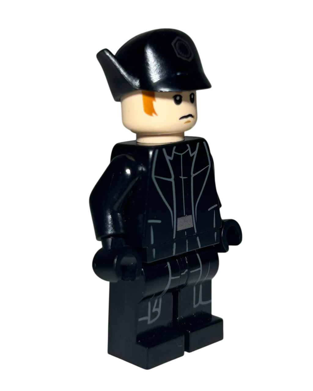General Hux mit Mütze SW0662 LEGO Star Wars Minifigur Seitenansicht links brick2d2