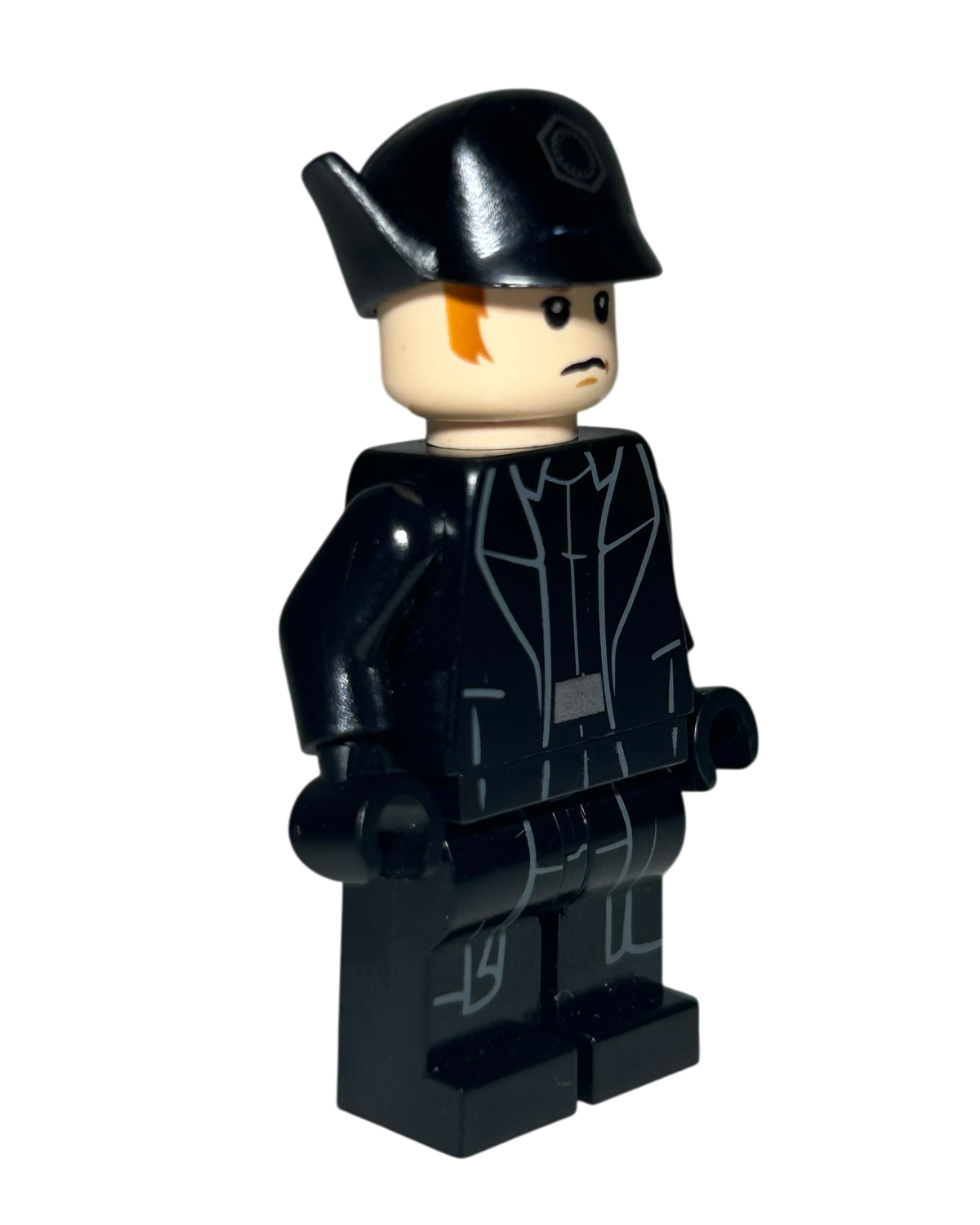 General Hux mit Mütze SW0662 LEGO Star Wars Minifigur Seitenansicht links brick2d2