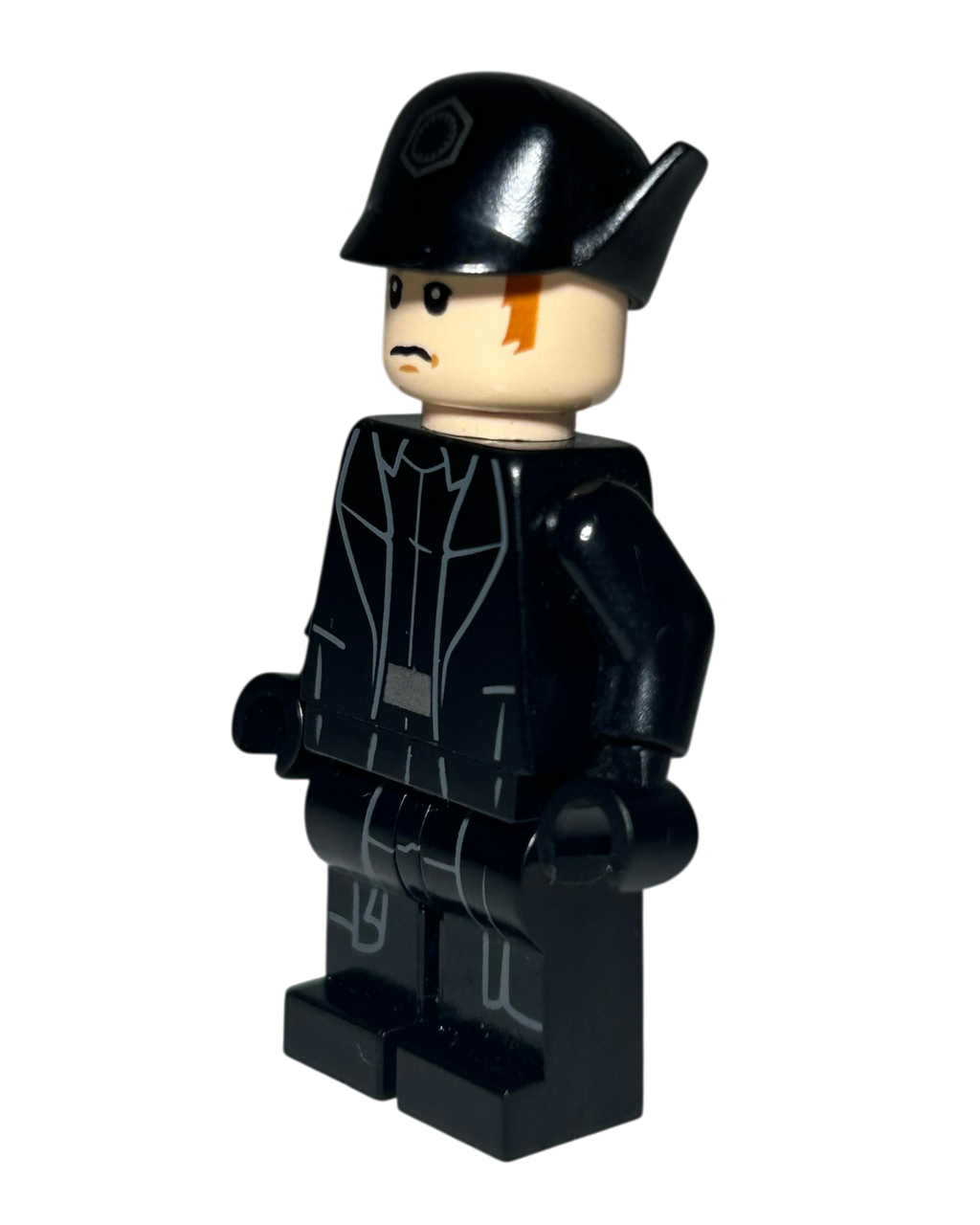 General Hux mit Mütze SW0662 LEGO Star Wars Minifigur Seitenansicht rechts brick2d2