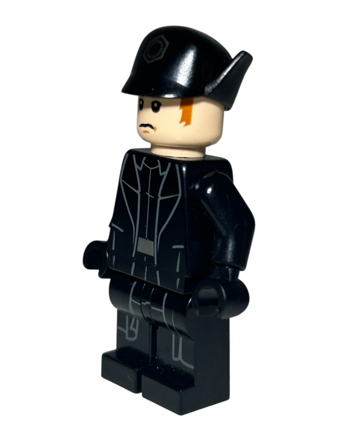 General Hux mit Mütze SW0662 LEGO Star Wars Minifigur Seitenansicht rechts brick2d2