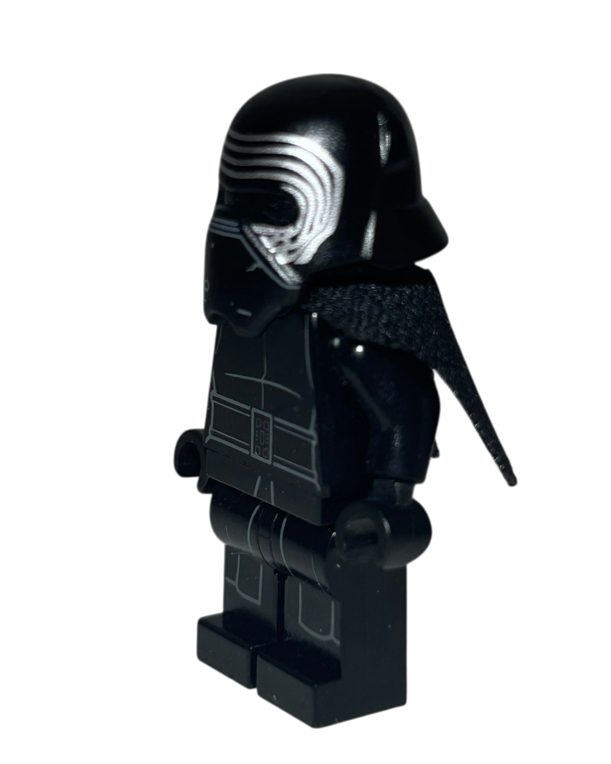 Kylo Ren mit Maske und Umhang SW0663 LEGO Star Wars Minifigur Seitenansicht rechts brick2d2