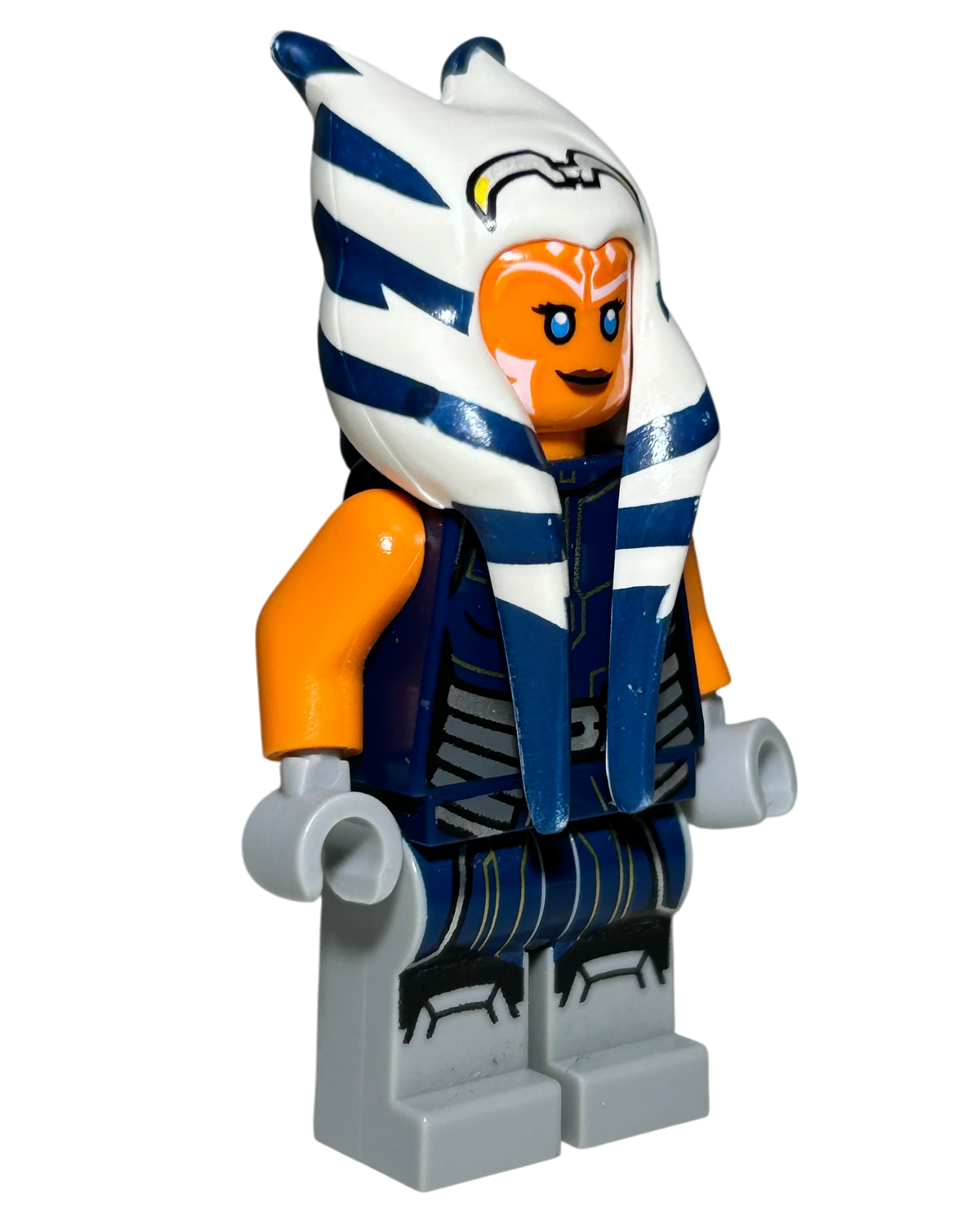 Ahsoka Tano Erwachsen SW1096 LEGO Star Wars Minifigur Seitenansicht links brick2d2