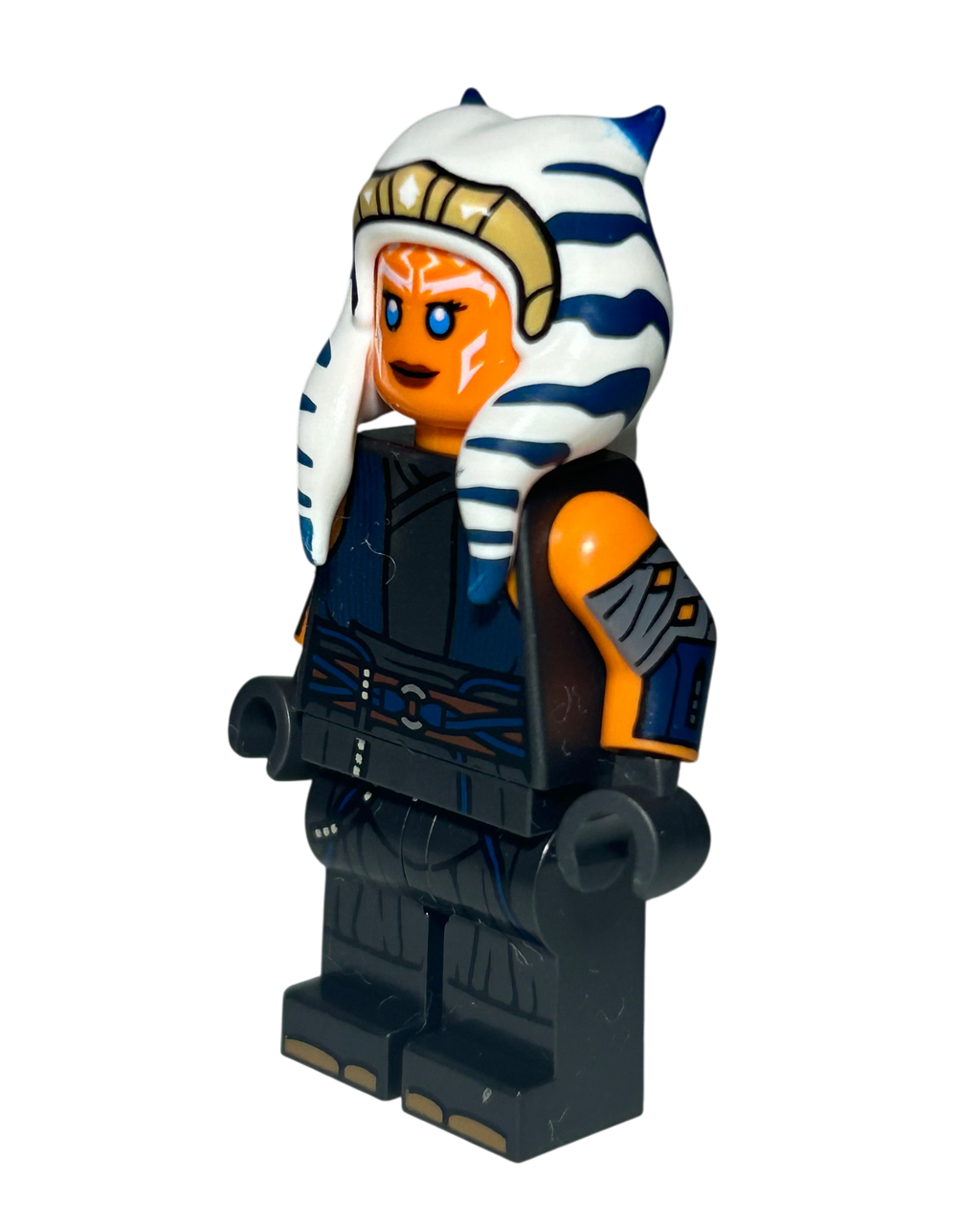 Ahsoka Tano Alt SW1300 LEGO Star Wars Minifigur Seitenansicht rechts brick2d2