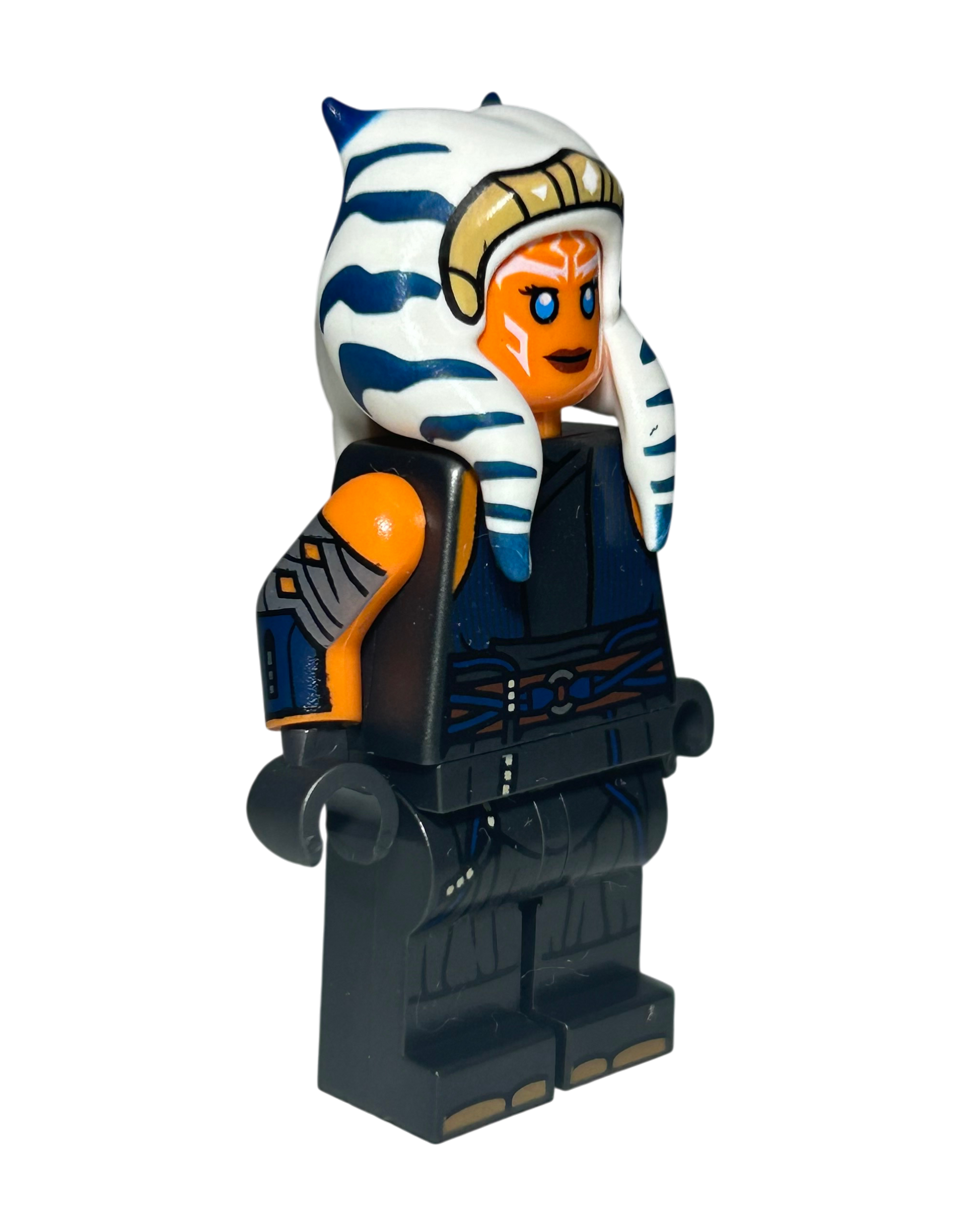 Ahsoka Tano Alt SW1300 LEGO Star Wars Minifigur Seitenansicht links brick2d2