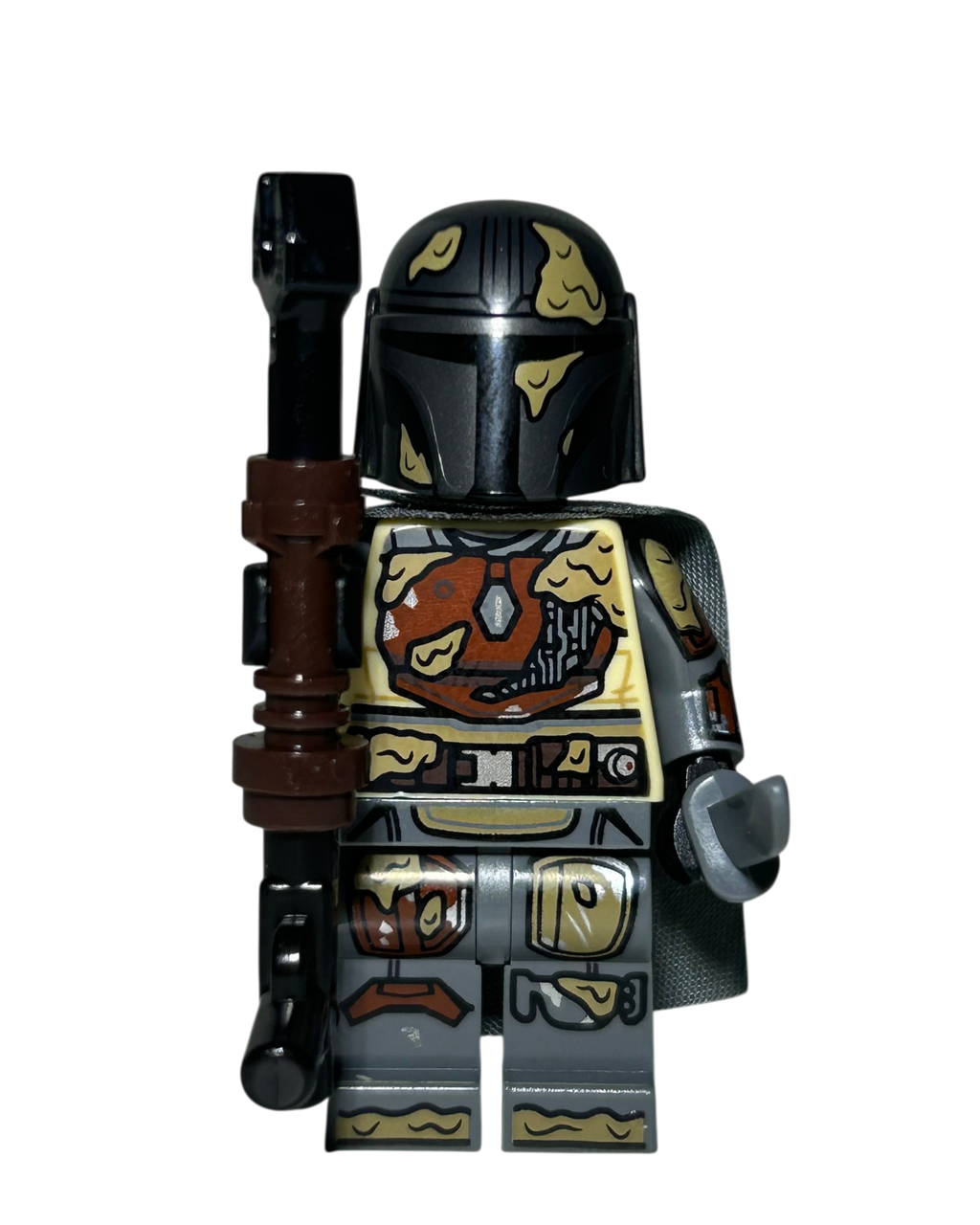 Din Djarin SW1544 LEGO Star Wars Minifigur mit Schmutzflecken Vorderansicht brick2d2