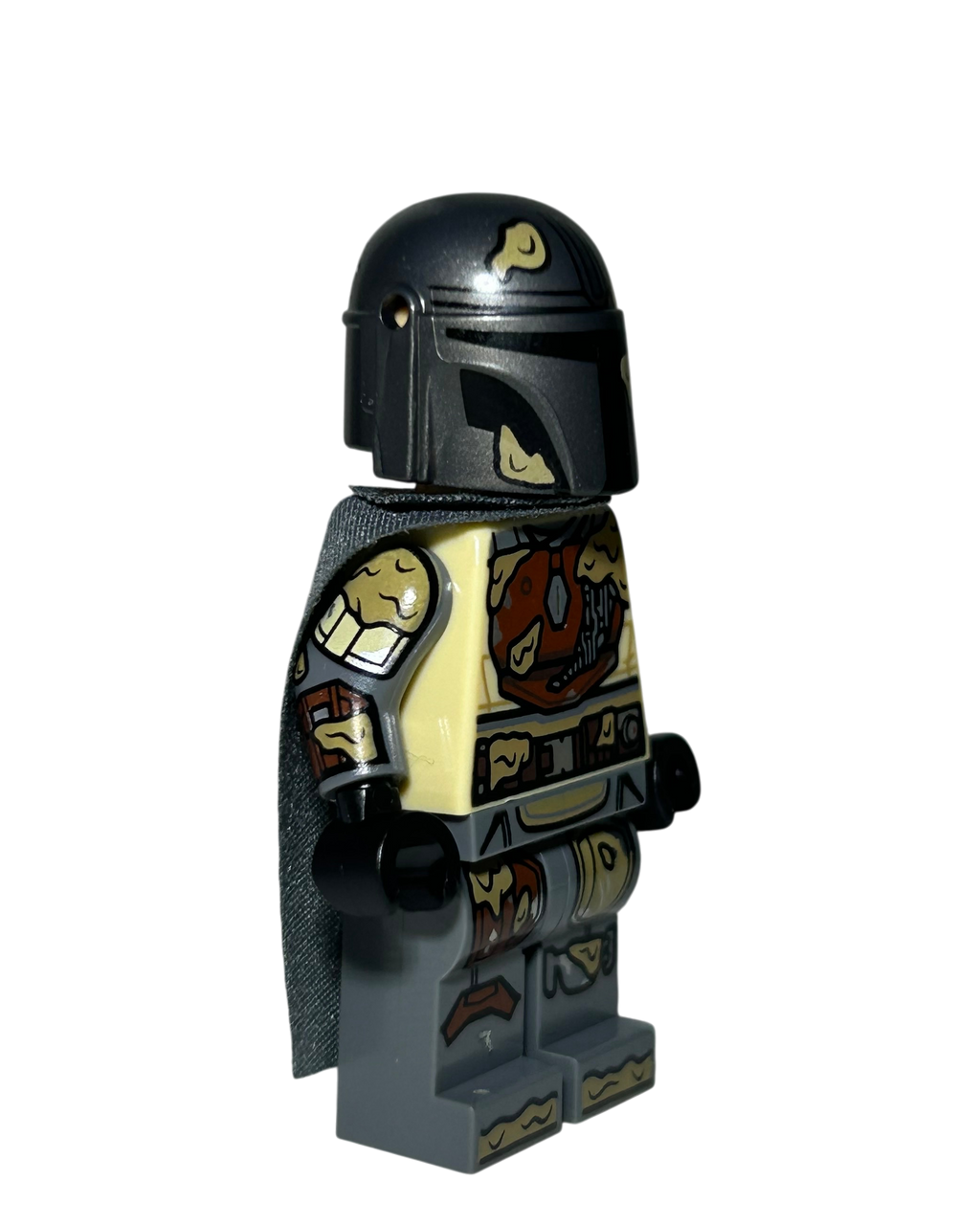 Din Djarin SW1544 LEGO Star Wars Minifigur mit Schmutzflecken Seitenansicht links brick2d2